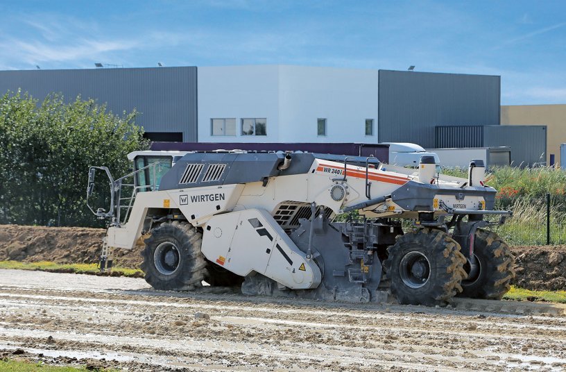 The AutoTrac automatic steering system makes Wirtgen cold recyclers and soil stabilisers even more efficient.<br>IMAGE SOURCE: WIRTGEN GROUP