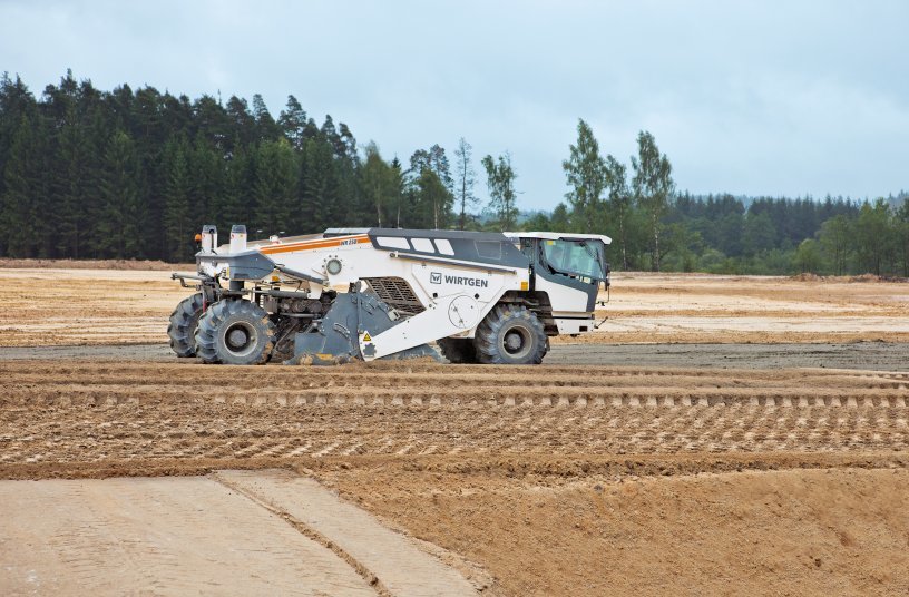 In addition to soil stabilization, Wirtgen’s WR 250 is also used as a mobile cold recycler in road rehabilitation. <br>Image source: Wirtgen GmbH