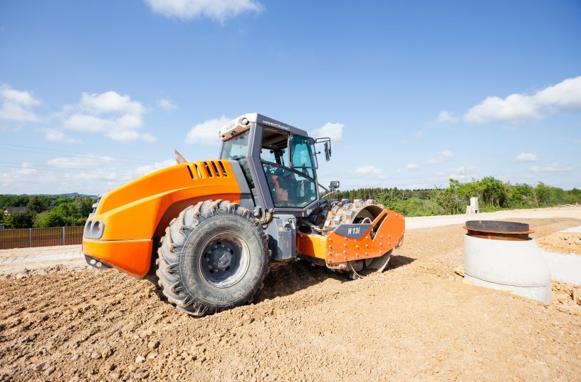 In addition to impressive compaction force, Hamm’s H series of compactors also stand out for their simple Easy Drive operating concept and an operator’s cabin with excellent all-round visibility. <br>Image source: Wirtgen GmbH 