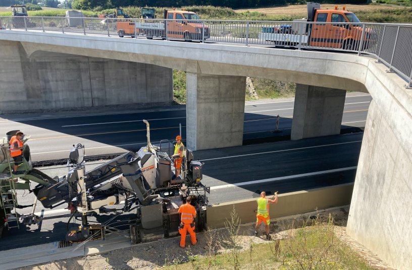 The Wirtgen SP 33 can pave a wide range of different monolithic concrete profiles, e.g. kerbs, kerb gutter profiles, rectangular profiles, concrete barriers up to 1.3 m in height or sewers and drainage channel profiles.<br>IMAGE SOURCE: WIRTGEN GROUP