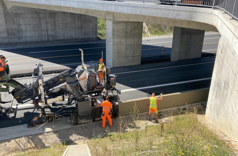 The Wirtgen SP 33 can pave a wide range of different monolithic concrete profiles, e.g. kerbs, kerb gutter profiles, rectangular profiles, concrete barriers up to 1.3 m in height or sewers and drainage channel profiles.<br>IMAGE SOURCE: WIRTGEN GROUP