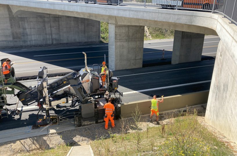 Der Wirtgen SP 33 baut eine Vielzahl verschiedenster monolithischer Betonprofile ein, wie z. B. Bord-Rinnenprofile, Rechteckprofile, Betonschutzwände bis zu 1,3 m Höhe oder Kanal- und Wasserrinnenprofile.<br>BILDQUELLE: WIRTGEN GROUP