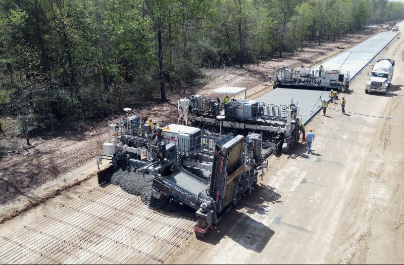 Wirtgen Betoneinbauzug: Beim Einbau mit vorgelegter Bewehrung kommen in der Regel Seitenbeschicker, Gleitschalungsfertiger und Nachbehandlungsgerät zum Einsatz.<br>BILDQUELLE: WIRTGEN GROUP