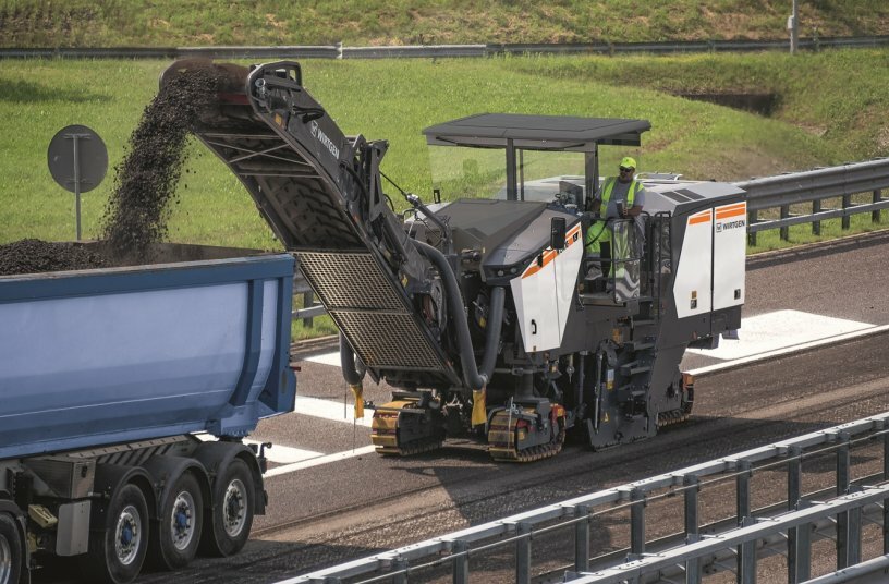 With the aid of the quick-change system, it takes less than an hour to exchange the entire milling drum housing of the Wirtgen W 210 XF.<br>IMAGE SOURCE: WIRTGEN GROUP