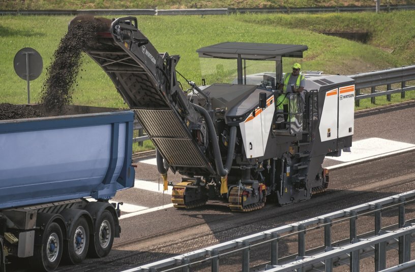 With the aid of the quick-change system, it takes less than an hour to exchange the entire milling drum housing of the Wirtgen W 210 XF.<br>IMAGE SOURCE: WIRTGEN GROUP