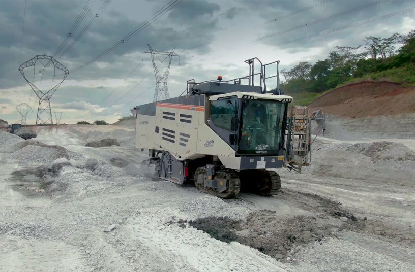 Der 220 SM von Wirtgen gewinnt Rohstoffe selektiv mit einer Schneidtiefe bis 300 mm.<br>BILDQUELLE: WIRTGEN GROUP