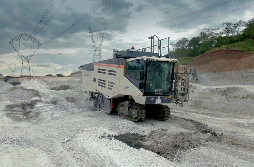 The 220 SM from Wirtgen selectively extracts raw materials to a cutting depth of up to 300 mm. <br>IMAGE SOURCE: WIRTGEN GROUP