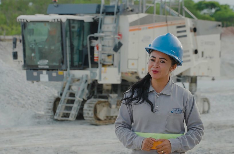 Machine operator Marlete Ribeiro Souza Guajajára makes use of the unique advantages of the Surface Miner in her daily work.<br>IMAGE SOURCE: WIRTGEN GROUP