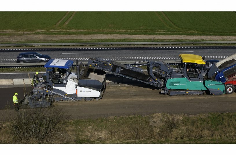 The paving of the 20 cm base layer of cold recycling mix was carried out by a Vögele SUPER 1900-3i and a MT 3000-3i Offset<br>IMAGE SOURCE: WIRTGEN GROUP
