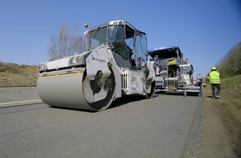 The consolidation of the base layer, the surface layer and the binder course was carried out by rollers from Hamm.<br>IMAGE SOURCE: WIRTGEN GROUP