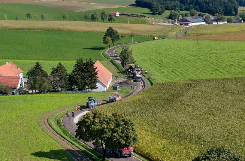   In situ cold recycling is particularly resource-friendly and cost-efficient and enables the achievement of projects without long construction times.<br>IMAGE SOURCE: WIRTGEN GROUP