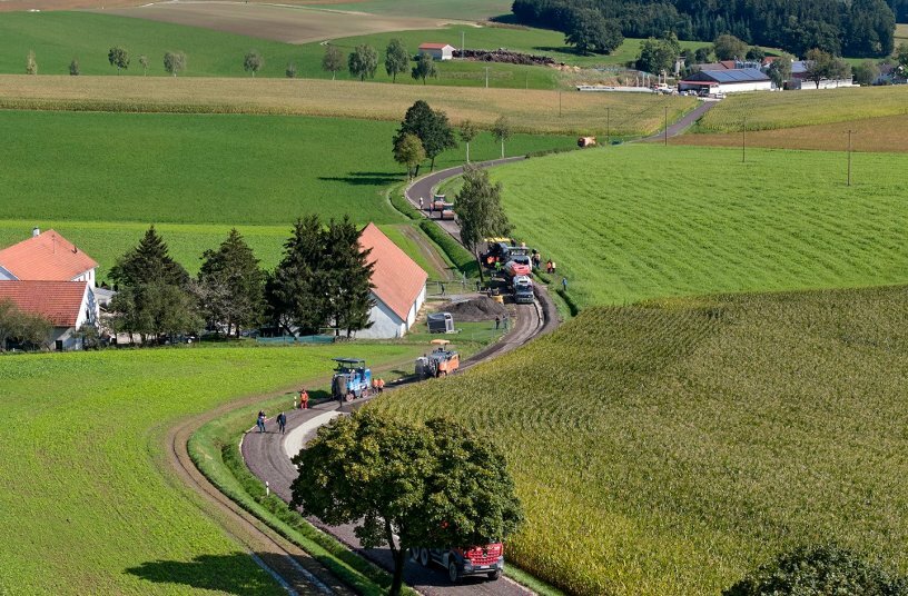  In situ Kaltrecycling ist besonders ressourcenschonend, kosteneffizient und lässt sich ohne lange Bauzeiten umsetzen.<br>BILDQUELLE: WIRTGEN GROUP