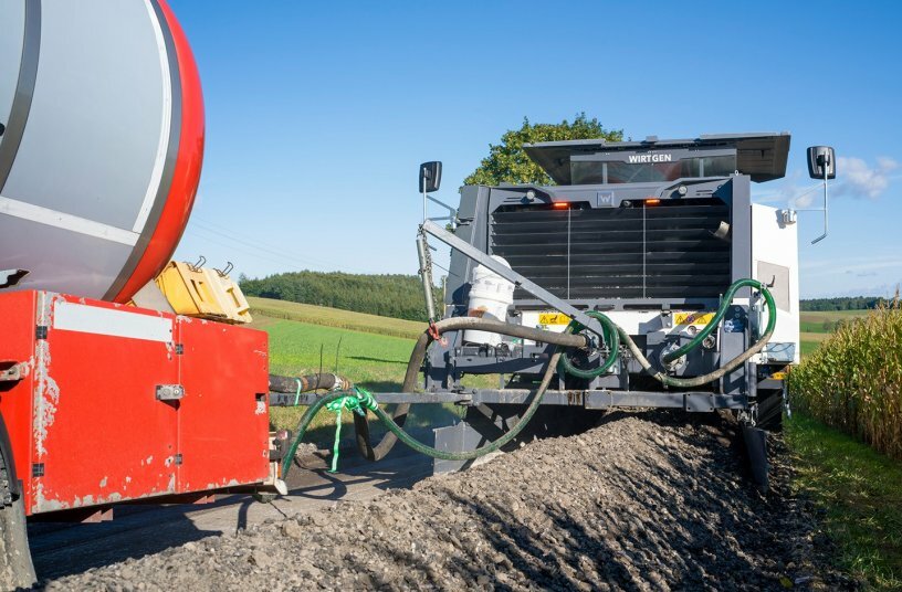  An impressive production rate: 360 t per hour – with no need for removal and intermediate stockpiling of material from the site.<br>IMAGE SOURCE: WIRTGEN GROUP
