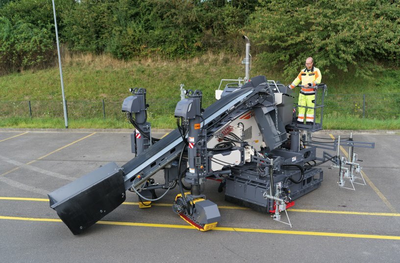 World premiere: The new Wirtgen slipform paver SP 33 can pave concrete slabs up to a width of 2.2 m (7 ft) in Offset mode and up to a width of 3.0 m (10 ft) transversely to the direction of travel.<br>IMAGE SOURCE: WIRTGEN GROUP