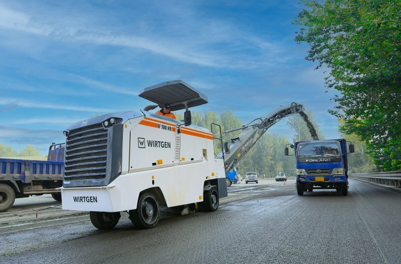 The Wirtgen small milling machine W 100 HR enables the cost-efficient realisation of milling projects with high precision.<br>IMAGE SOURCE: WIRTGEN GROUP