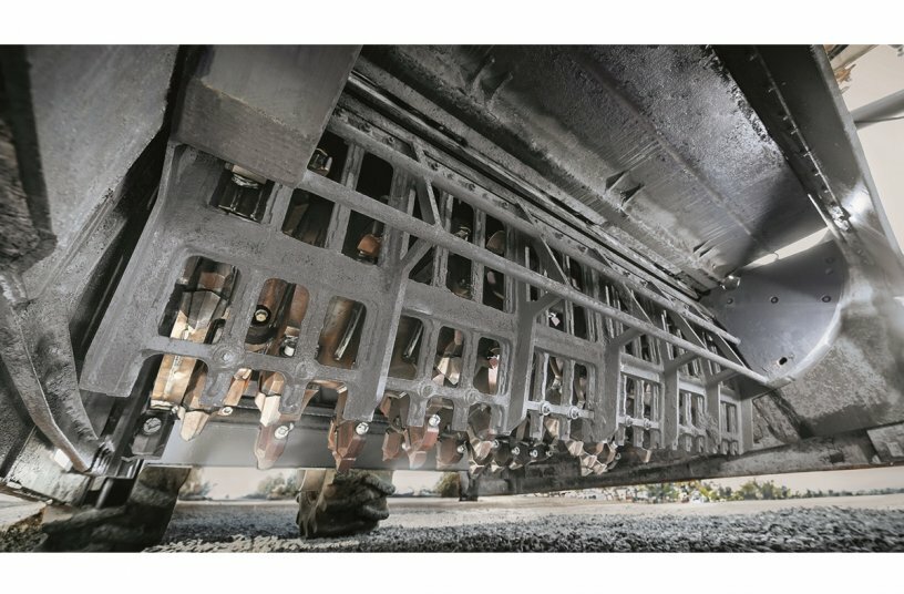 The vertically-stacked, hydraulically-adjustable classifying screens of the WRC 240(i) ensure that only material that has reached the desired grain size is output from the crushing process in the rotor housing.<br>IMAGE SOURCE: WIRTGEN GROUP