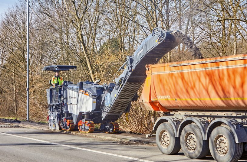 The Wirtgen W 100 Fi compact milling machine milled the asphalt on the narrow cycle lane quickly and precisely.<br>IMAGE SOURCE: WIRTGEN GROUP