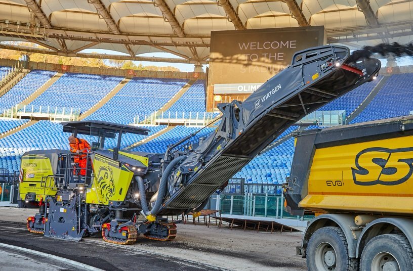 During the milling of the upper asphalt layer, the Wirtgen LEVEL PRO ACTIVE levelling system assured the desired precision of the cross-slope on the athletics track.<br>IMAGE SOURCE: WIRTGEN GROUP