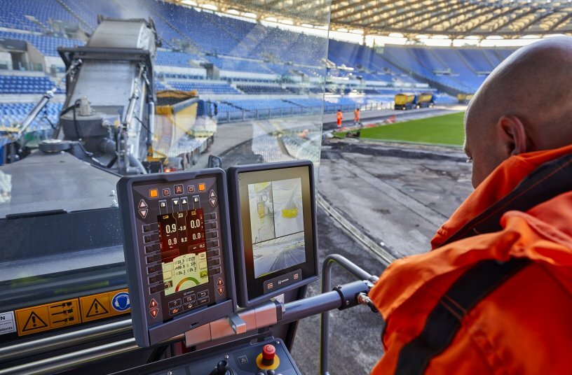 In automatic mode, the MILL ASSIST machine control system of the W 200 Fi ensures the most favourable balance between performance and operating costs. This not only increases milling performance, but also reduces diesel fuel, water and pick consumption and CO₂ emissions. <br>IMAGE SOURCE: WIRTGEN GROUP