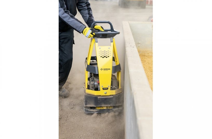Easy to handle and agile: the new BR 95 single direction vibratory plate runs smoothly and stably and is just as compact as a vibratory tamper.<br>IMAGE SOURCE: BOMAG