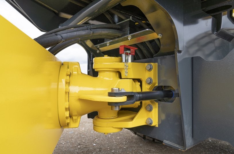 Low-maintenance articulated joint – without lubrication.<br>IMAGE SOURCE: BOMAG