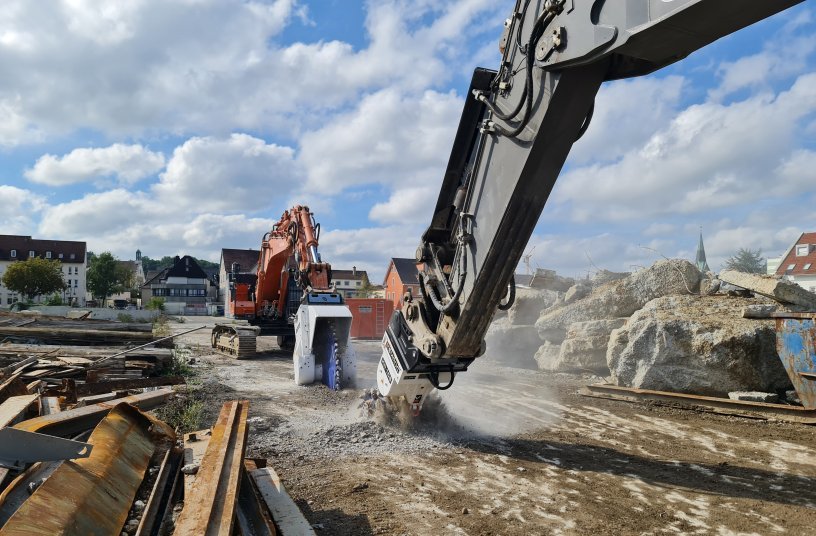 Ein 45- und ein 60-Tonnen-Bagger mit Anbaugeräten von KEMROC spielen die Hauptrollen bei einem Projekt von CK Abbruch und Erdbau in Weingarten.<br>BILDQUELLE: KEMROC