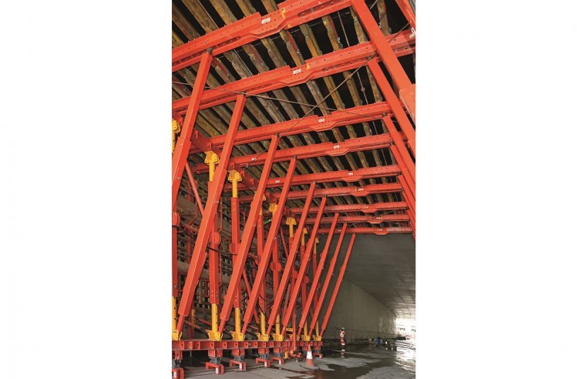 With a customised VTC Tunnel Formwork Carriage, consisting of standard components from the VARIOKIT Engineering Construction Kit in combination with GT 24 Girders and Battens in different lengths, the project requirements could be met. <br> Image source: PERI GmbH
