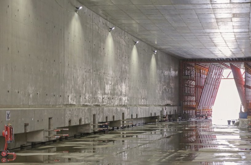 With the help of the VTC Tunnel Formwork Carriage used, both undersides and inner slabs could be quickly and safely struck at the same time. <br> Image source: PERI GmbH