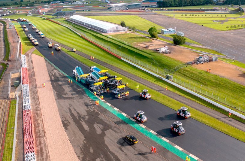 Machines and plants from the Wirtgen Group reprofiled and resurfaced the Silverstone Circuit in England, one of the world’s legendary motor racing venues. <br>BUILDGUELLE: WIRTGEN GROUP