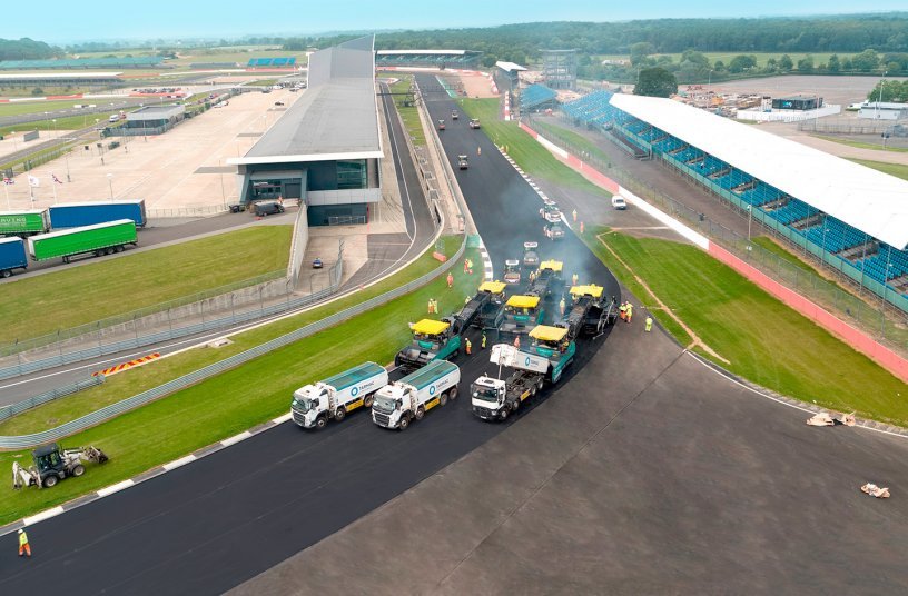 360 tons of asphalt an hour: the three Vögele pavers with three mobile feeders did a wonderful job. <br> Image source: WIRTGEN GROUP