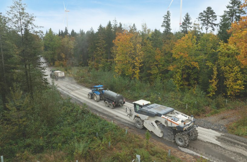 Step 2: The Wirtgen cold recycler WR 240i homogeneously mixes the base layer and the pre-spread binding agent to a depth of 35 cm. In the next step, initial pre-compaction is carried out by a Hamm H7i CompactLine compactor.<br>IMAGE SOURCE: WIRTGEN GROUP