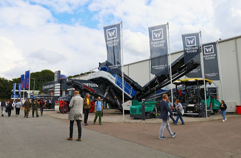 In addition to classical road construction equipment such as a Wirtgen milling machine, Vögele pavers and Hamm rollers, the centre of attention at NordBau 2025 was the MOBISCREEN MSC 703 EVO mobile classifying screen from Kleemann.<br>IMAGE SOURCE: WIRTGEN GROUP