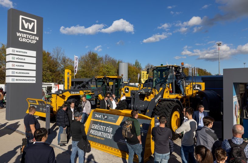 The wheel loader models 744 P-Tier and 824 P-Tier from John Deere are now also available in Germany and Great Britain. They will be offered through the Wirtgen Group sales network.   <br>IMAGE SOURCE: WIRTGEN GROUP