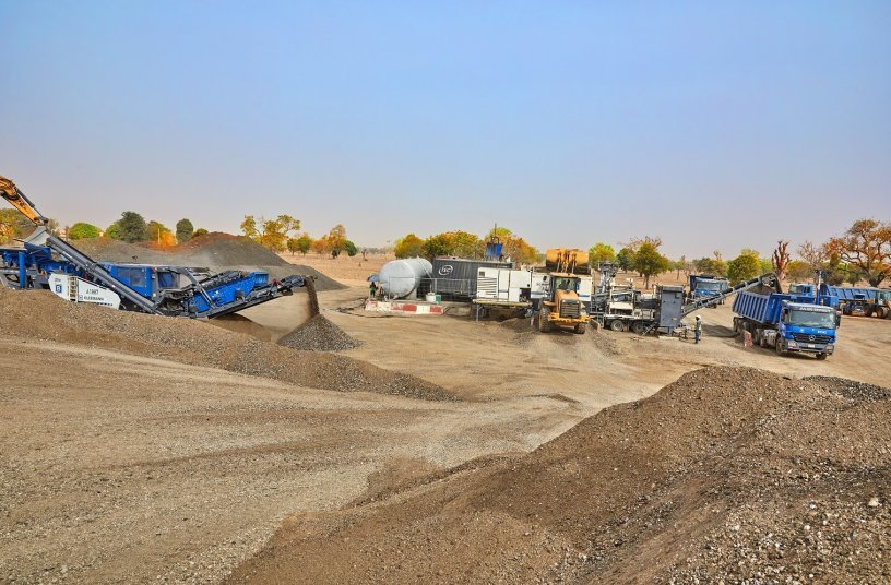 An ideally coordinated team: The Kleemann MOBIREX MR 110Z EVO2 impact crusher reduces the milled material to the required grain size. Parallel to this, the KMA 220 processes crushed milled material to a new mix and loads it directly onto trucks. <br> Image source: WIRTGEN GROUP