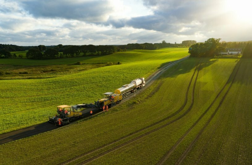  The cold recycling train deployed as a Wirtgen Group production system rehabilitated the Sinding Hedevej near Silkeborg in a single pass.<br>IMAGE SOURCE: WIRTGEN GROUP