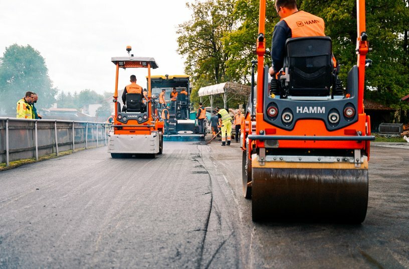 Azubis bedienen die beiden Hamm Walzen, um die Fläche zu verdichten und für eine hochwertige Asphalt-Oberfläche zu sorgen. <br>BILDQUELLE: WIRTGEN GROUP