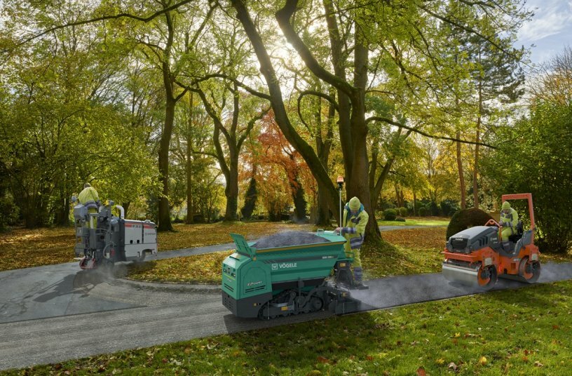 A production system comprising a Wirtgen small milling machine, a Vögele MINI class paver and a compact roller from Hamm confidently masters the challenges of a small construction site – with zero operating emissions, too.<br>IMAGE SOURCE: WIRTGEN GROUP