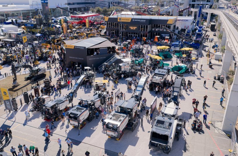Reges Besucherinteresse herrschte auf dem Messestand der Wirtgen Group und von John Deere. Im Fokus: 24 Welt- und Marktpremieren.<br>BILDQUELLE: WIRTGEN GROUP