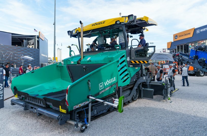 World premières from Vögele: the SUPER 2000-5 X tracked and the SUPER 2003-5 X wheeled road pavers. <br>IMAGE SOURCE: WIRTGEN GROUP