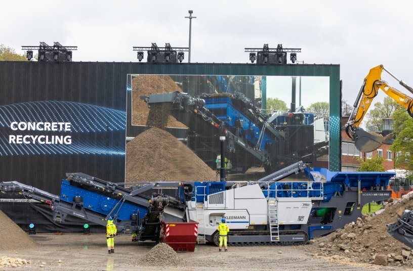 How to ‘Do more with less’: The Wirtgen Group presented solutions for its customers’ production systems in a series of live demonstrations, and showed how the target-oriented utilisation of technologies can lead to predictable results, greater precision, better quality of results and the consumption of fewer resources. <br>IMAGE SOURCE: WIRTGEN GROUP