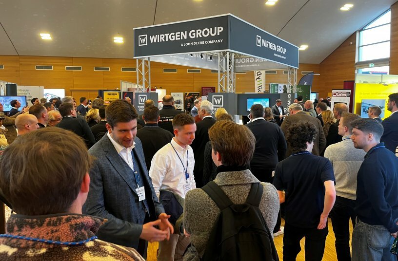 Zahlreiche Besucher nutzten am Messestand die Möglichkeit, sich mit den Experten der Wirtgen Group auszutauschen. <br>BILDQUELLE: WIRTGEN GROUP