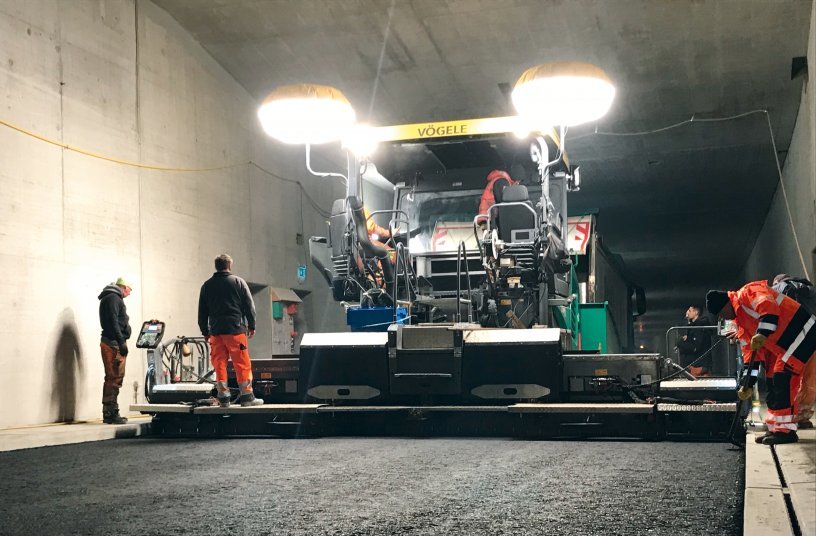 Using the AB 500 and AB 600 Extending Screeds from Vögele, the pavers were able to achieve a high degree of pre-compaction and thus reduce the number of roller passes required. <br> Image source: WIRTGEN GROUP
