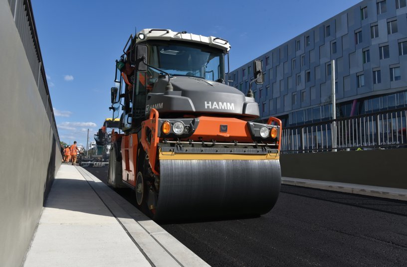 The combined base and binder course in the tunnel was completed by the DV+ 90i VT-S Combination Roller with thermal aprons, among others. <br> Image source: WIRTGEN GROUP