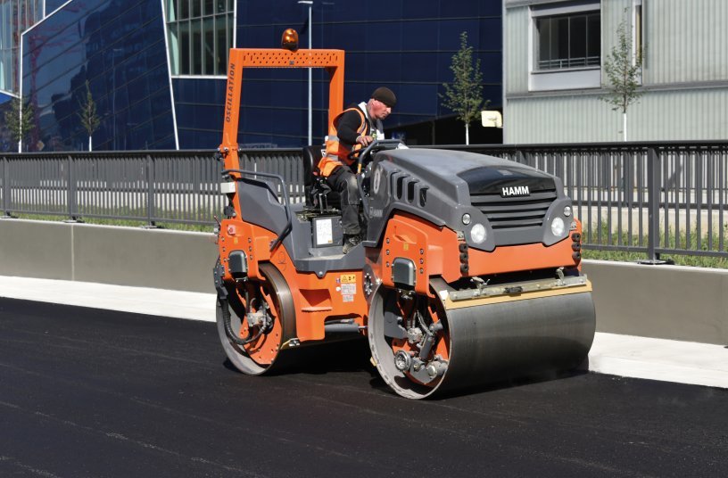 The Hamm HD 14i VO Compact Roller with one vibrating drum and one oscillating drum was then also used for final compaction. <br> Image source: WIRTGEN GROUP