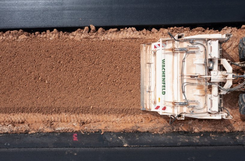 Der Anbaustabilisierer WS 250 belüftet mit seinem Fräs- und Mischrotor den Boden, so dass dieser nicht mit vorgestreutem Kalk oder Zement verbessert werden muss.<br>BILDQUELLE: WIRTGEN GROUP