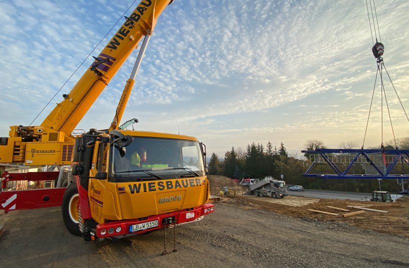 Wiesbauer’s new GMK5150L on its second job erecting a Potain MDT 178 tower crane from a distance of 18 m. <br> Image source: MANITOWOC COMPANY, INC. 