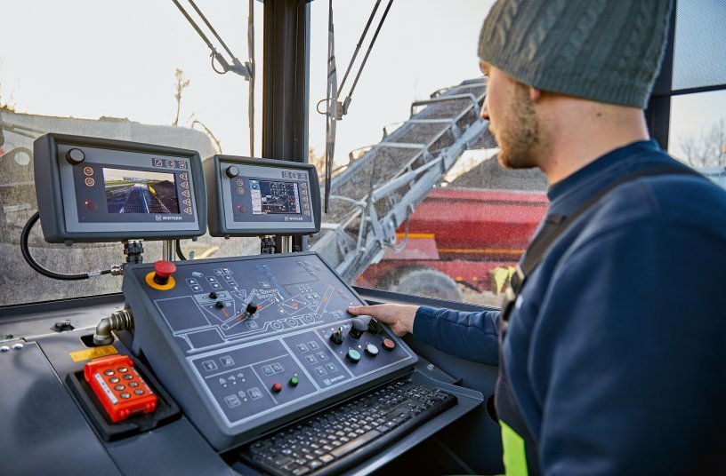 The main control panel of the KMA 240(i) provides the operator with an overview of the material flow, the machine’s status, and the entire production process at all times. <br>Image source: Wirtgen Group