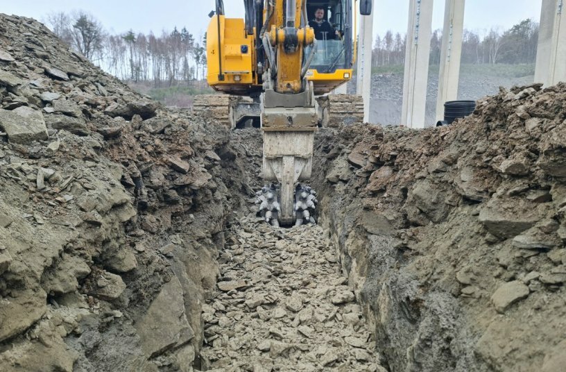 Prior to the construction of a factory and warehouse in Haiger, Germany, Wirth Bau GmbH used a KEMROC EKT 100 milling machine on a 25-tonne excavator to excavate trenches and pits for strip and individual footings. <br>IMAGE SOURCE: KEMROC