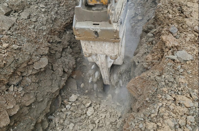 Excavation was quicker with the drum cutter compared to a hammer. The fine-grained milled material can easily be used for backfill.<br>IMAGE SOURCE: KEMROC