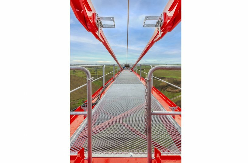 Kleine Änderung, große Wirkung: Bolzendepots (links und rechts oben) halten Bolzen immer an der richtigen Stelle parat. Sie müssen dann nur noch mit einem Handgriff in die vorgesehene Bohrungen geschoben werden – das entlastet das Montagepersonal vor allem bei Überkopfarbeiten. <br>BILDQUELLE: WOLFFKRAN